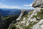 81 Sentiero tra roccioni con vista panoramica